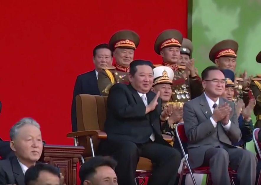 Soldații lui Kim Jong-Un rup lanțuri cu brațele, îndoaie oțel cu gâtul și sparg cărămizi cu pumnii, ca-n filmele cu arte marțiale. Liderul suprem aplaudă, în cele din urmă 731316