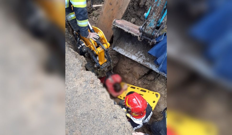 Un mal de pământ a căzut peste un muncitor care lucra la o canalizare, în Maramureș