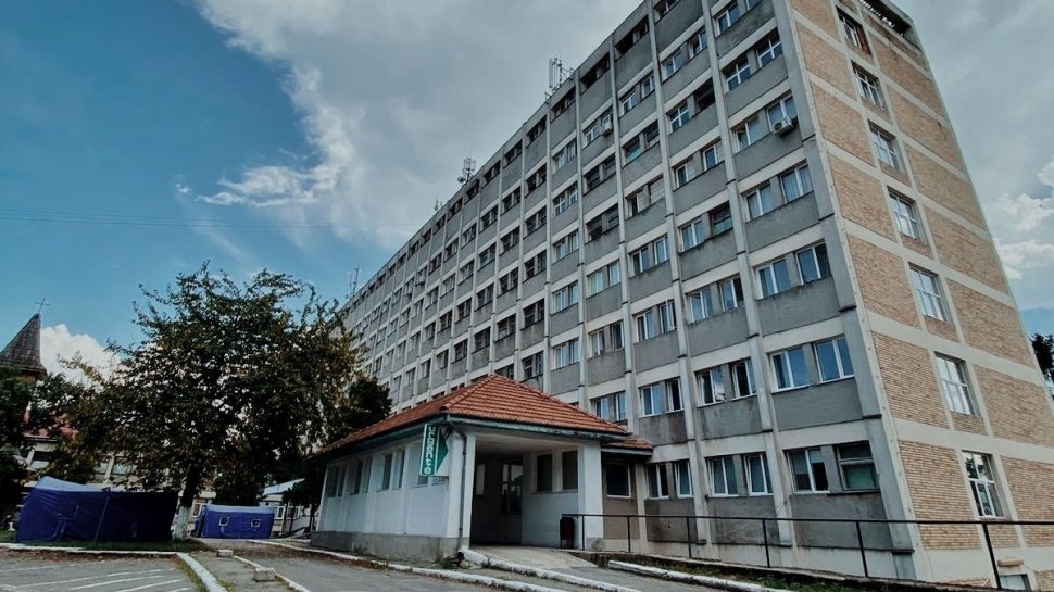 Un bărbat internat cu piciorul rupt la spitalul din Caransebeş, a murit după câteva zile. Familia l-a găsit legat de pat și în stare de inconștiență 