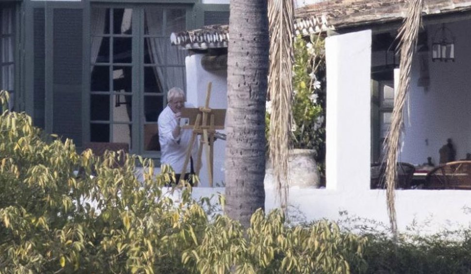 Necazuri pentru Boris Johnson. A fost fotografiat în Marbella iar imaginile au provocat furia rudelor celor morți de COVID