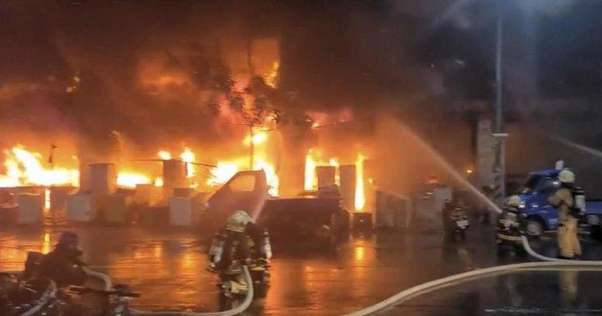 Zeci oameni au murit într-un incendiu devastator, în Taiwan, după ce flăcările au cuprins un imobil cu 13 etaje 731450