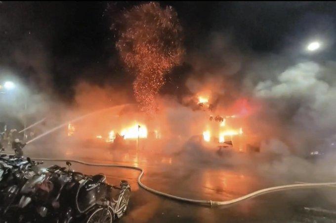 Zeci oameni au murit într-un incendiu devastator, în Taiwan, după ce flăcările au cuprins un imobil cu 13 etaje 731451
