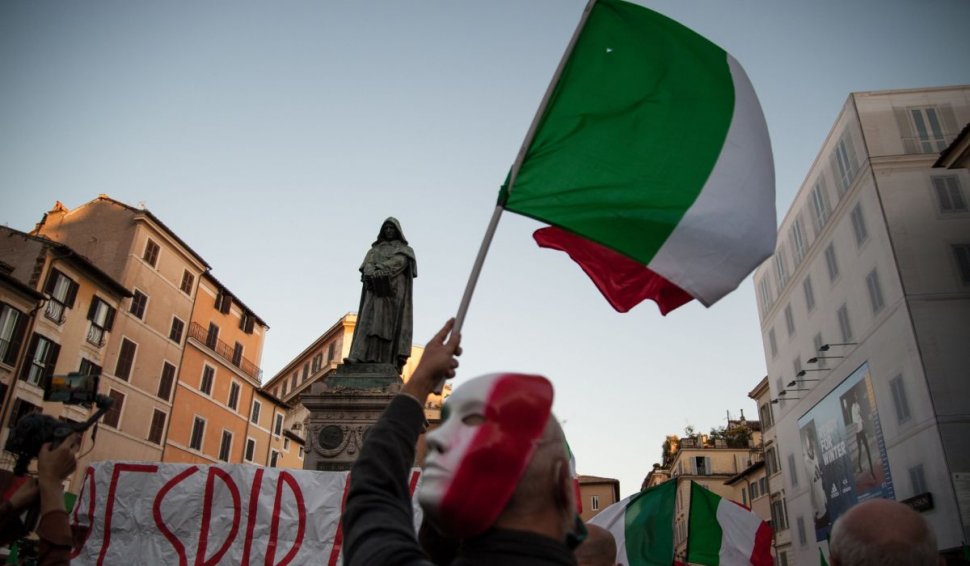 Certificatul verde a devenit obligatoriu la locul de muncă, în Italia. Ce riscă salariații și angajatorii care nu se conformează