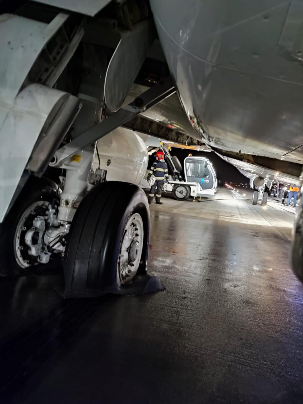 Incendiu la trenul de aterizare al unui avion care a aterizat pe Aeroportul Cluj-Napoca 731666
