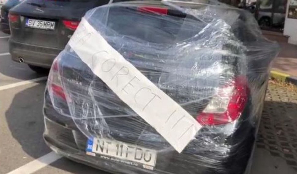 Maşină îmbrăcată în folie alimentară, la Suceava, după ce şoferul a parcat greşit