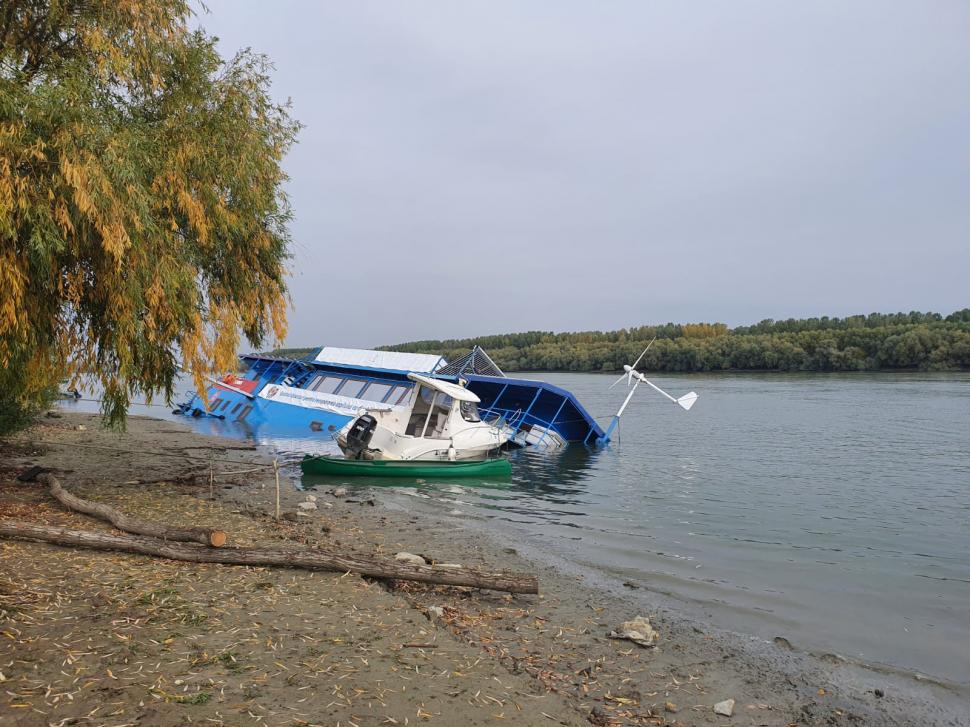 Pontonul inaugurat cu fast la Tulcea, scufundat după trei săptămâni. Turcan: "Nu imaginea este importantă în acest caz" 731595