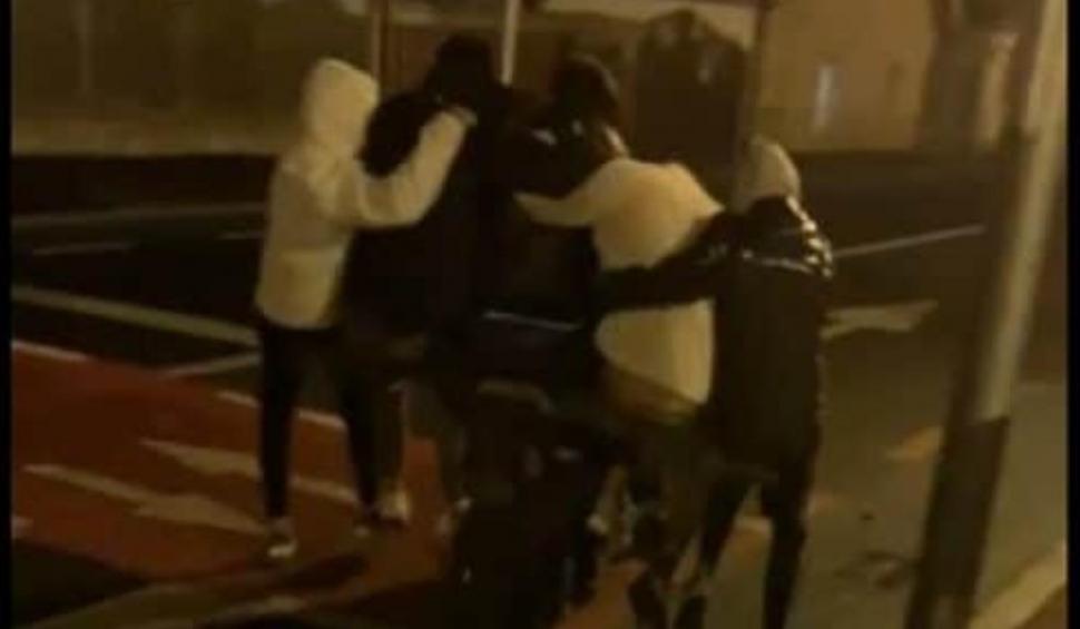 Șase tineri au mers înghesuiți pe un scuter în Sibiu, dar poliția nu îi poate sancționa. Legislația îi scapă de pedeapsă