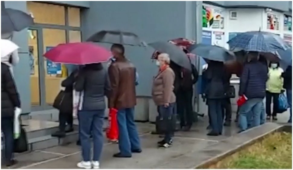 Zeci de oameni în ploaie pentru a-și schimba furnizorul de gaze, după ce prețul a crescut de peste 10 ori