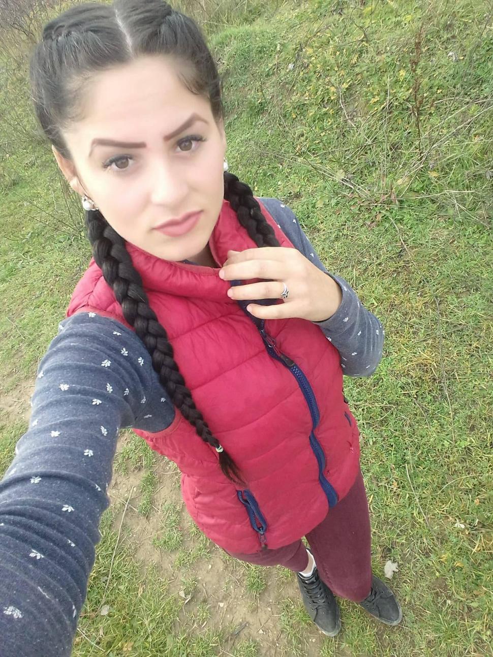 Ea este Denisa, tânăra însărcinată moartă după o "simplă răceală" la Satu Mare 731780