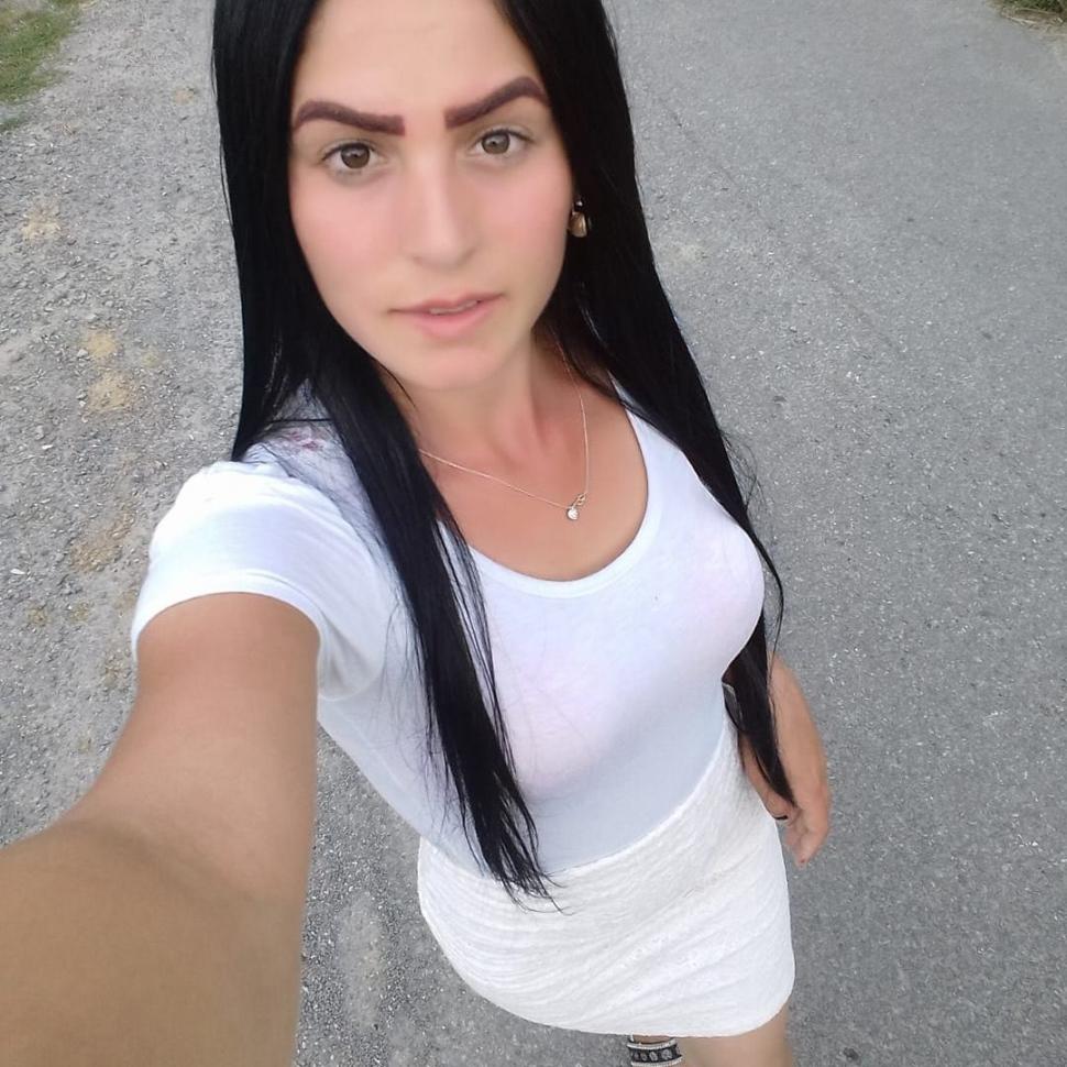 Ea este Denisa, tânăra însărcinată moartă după o "simplă răceală" la Satu Mare 731781