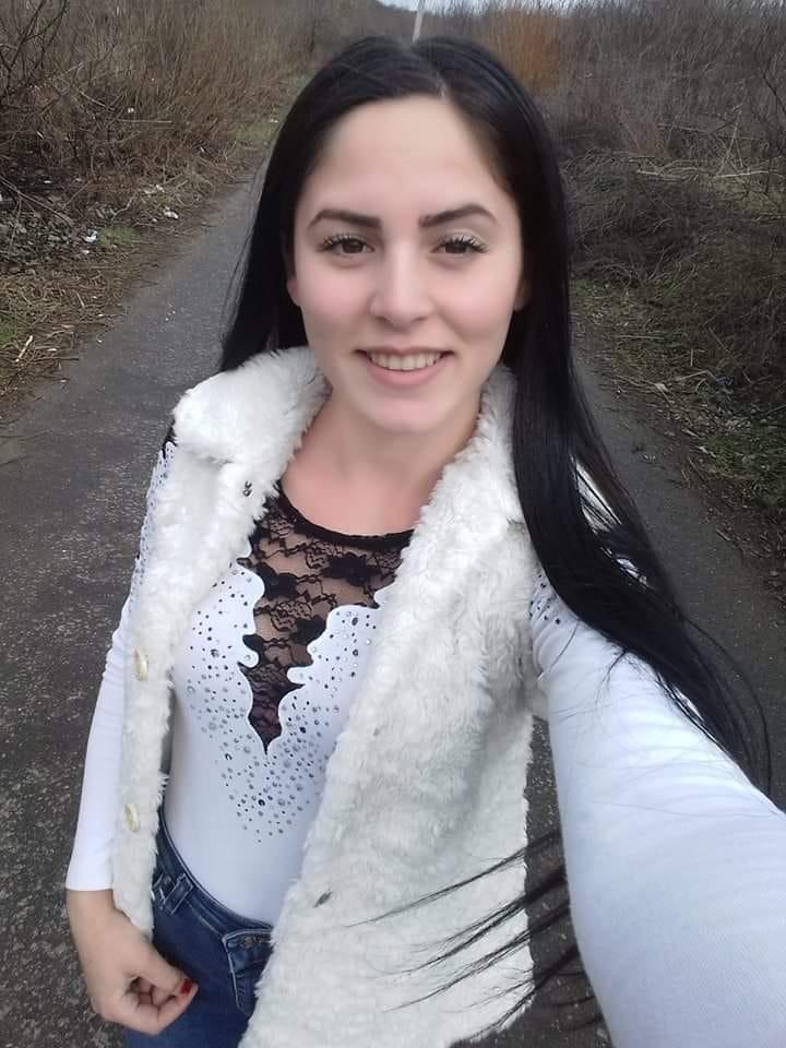 Ea este Denisa, tânăra însărcinată moartă după o "simplă răceală" la Satu Mare 731783