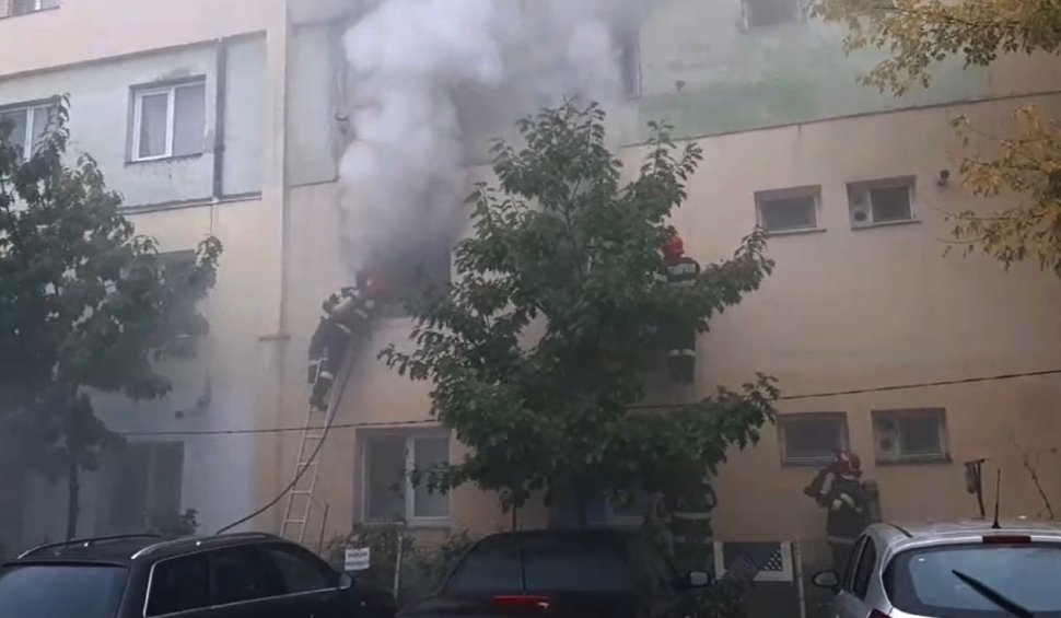 Incendiu puternic într-un bloc din Alexandria, zeci de oameni evacuaţi şi trei intoxicaţi cu fum
