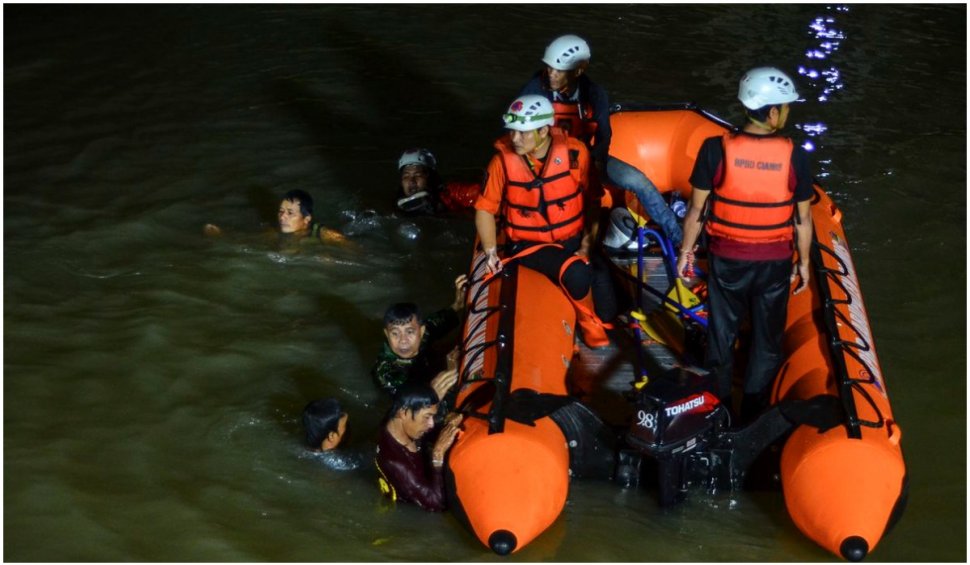 11 copii, care se ţineau de mână, s-au înecat în timpul unei excursii şcolare, în Indonezia