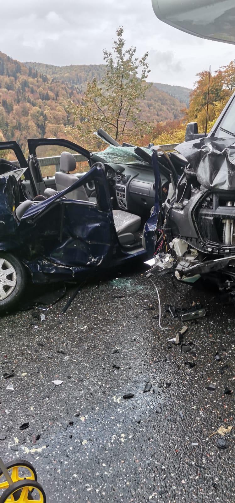 Logan distrus complet de o autorulotă, accident devastator lângă Posada, Prahova 731752