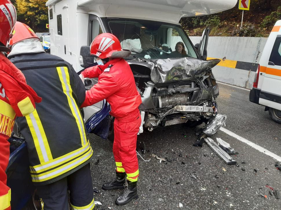 Logan distrus complet de o autorulotă, accident devastator lângă Posada, Prahova 731753