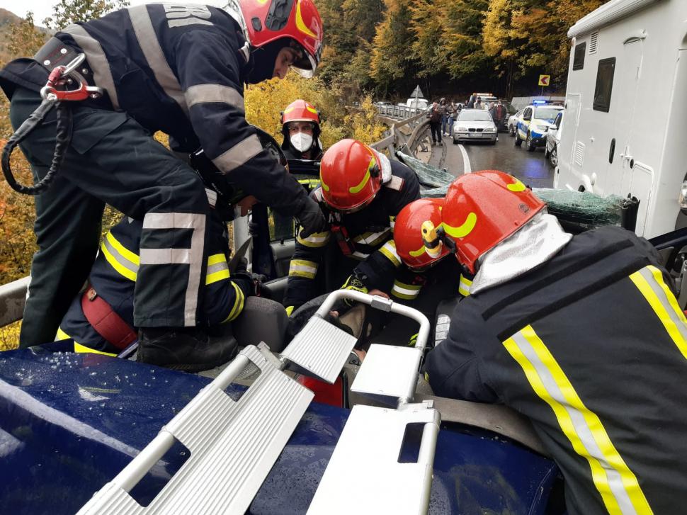 Logan distrus complet de o autorulotă, accident devastator lângă Posada, Prahova 731754