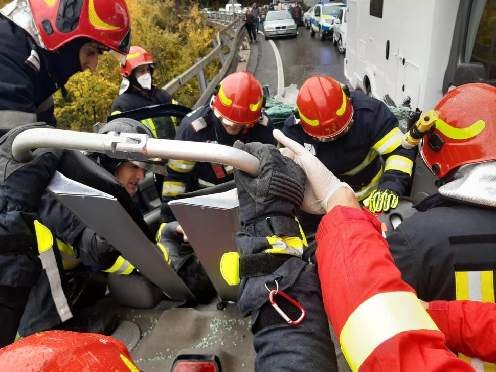 Logan distrus complet de o autorulotă, accident devastator lângă Posada, Prahova 731755