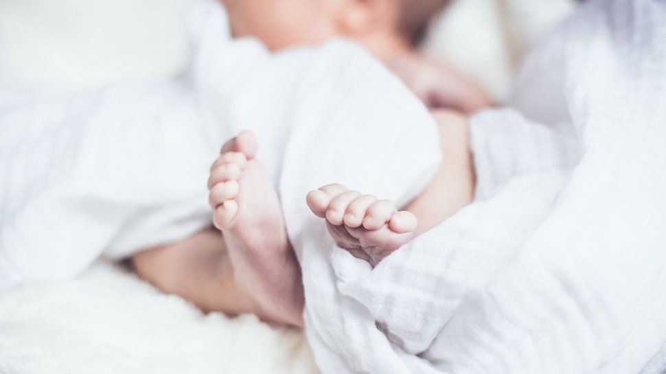 Premieră medicală. Un bebeluş născut infectat cu SARS-CoV-2, tratat cu succes la o maternitate din Iaşi