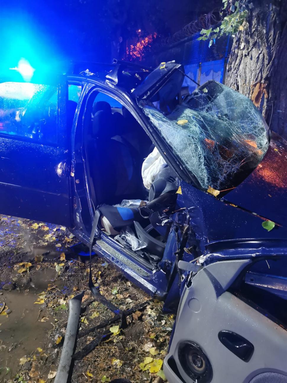 Un tânăr a murit, iar altul se zbate între viaţă şi moarte, după un teribil accident în Blejoi, lângă Ploieşti 731801