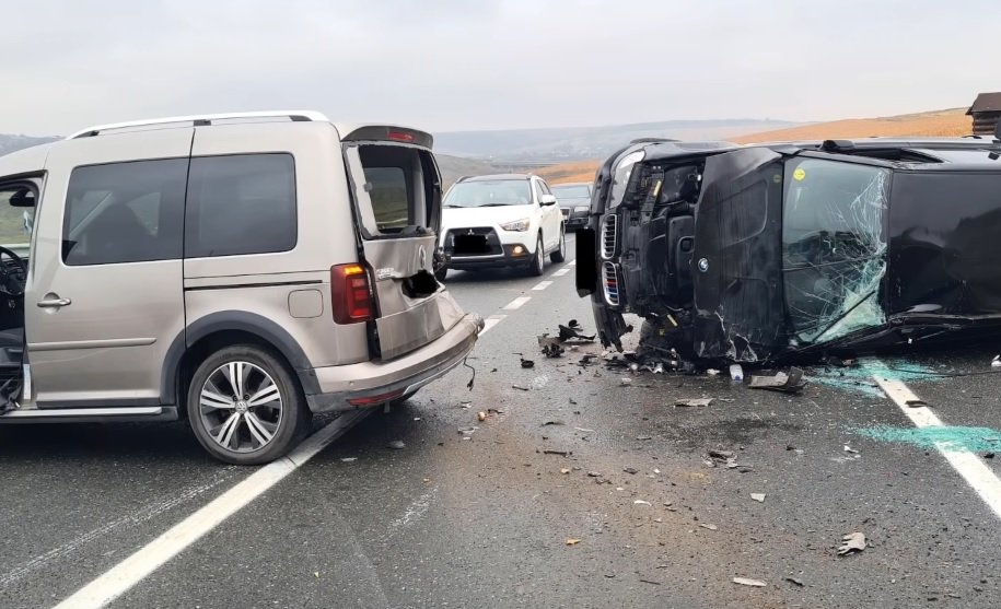 Accident spectaculos surprins de o cameră de bord pe o șosea din Iași