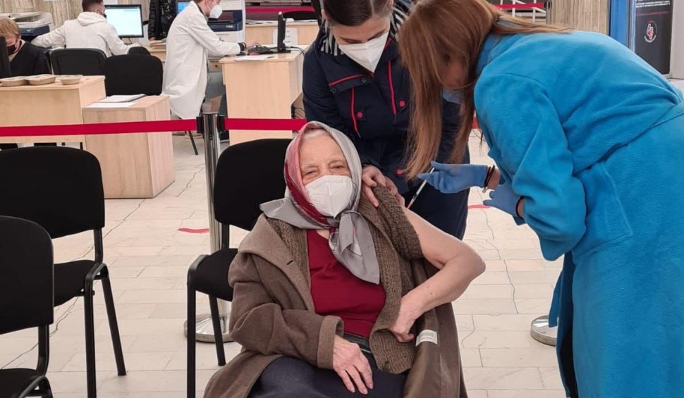 O femeie de 105 ani, din Bucureşti, s-a vaccinat cu a treia doză de vaccin: "E singura soluţie să scăpăm"