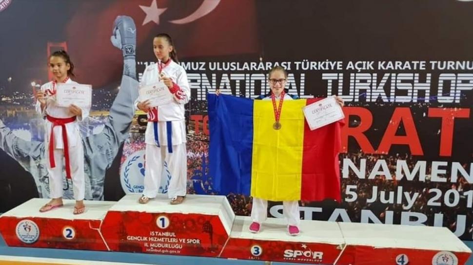 200 de sportivi s-au înfruntat la Campionatul Naţional de Karate Goju-Ryu. Povestea de succes a Emiliei Ştorobăneanu, campioana de 15 ani, cu peste 100 de medalii 732035