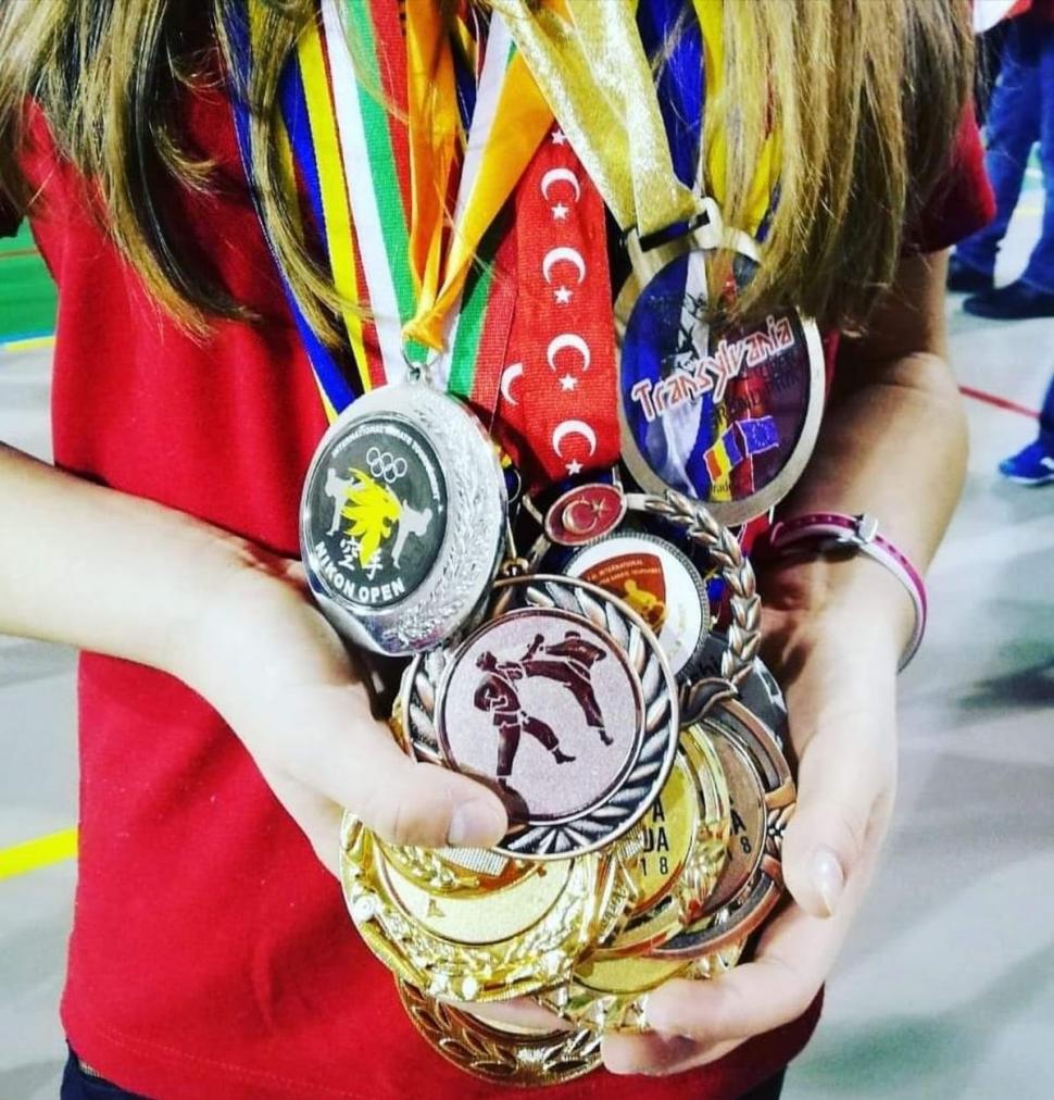 200 de sportivi s-au înfruntat la Campionatul Naţional de Karate Goju-Ryu. Povestea de succes a Emiliei Ştorobăneanu, campioana de 15 ani, cu peste 100 de medalii 732037