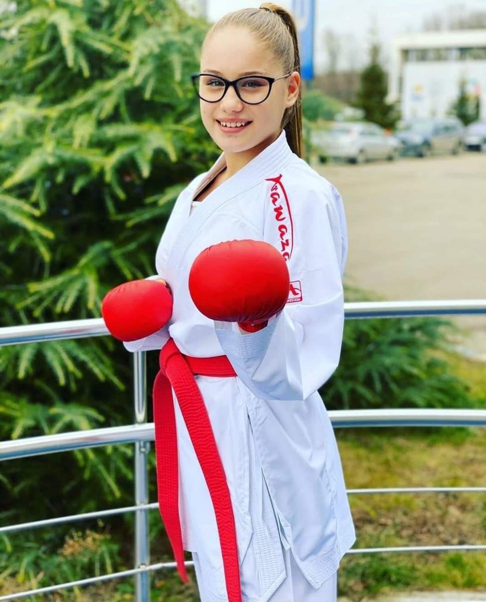 200 de sportivi s-au înfruntat la Campionatul Naţional de Karate Goju-Ryu. Povestea de succes a Emiliei Ştorobăneanu, campioana de 15 ani, cu peste 100 de medalii 732038
