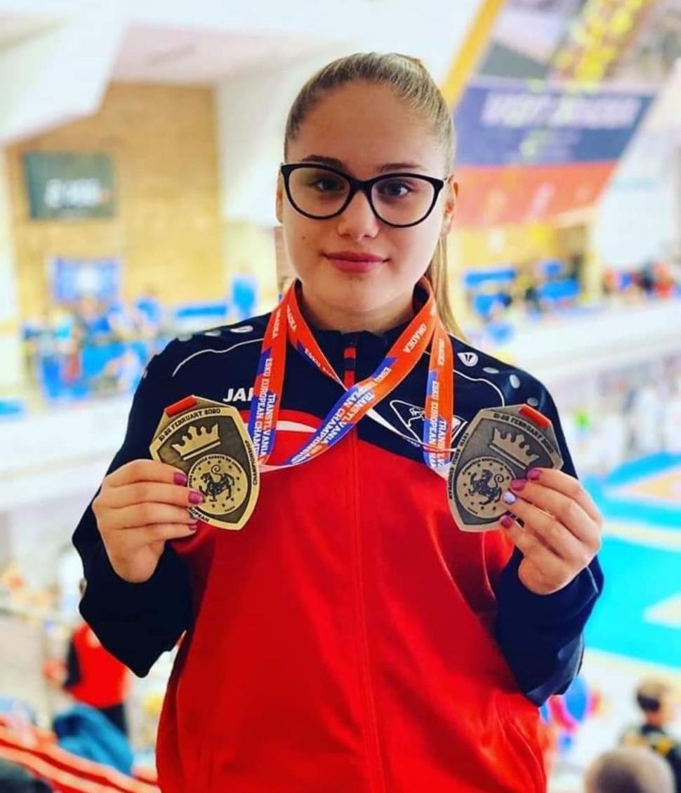200 de sportivi s-au înfruntat la Campionatul Naţional de Karate Goju-Ryu. Povestea de succes a Emiliei Ştorobăneanu, campioana de 15 ani, cu peste 100 de medalii 732041