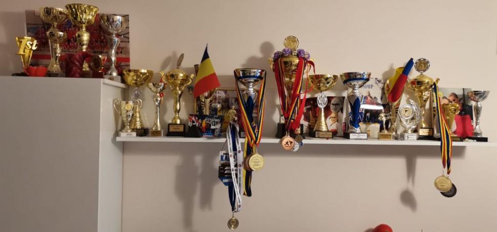 200 de sportivi s-au înfruntat la Campionatul Naţional de Karate Goju-Ryu. Povestea de succes a Emiliei Ştorobăneanu, campioana de 15 ani, cu peste 100 de medalii 732044