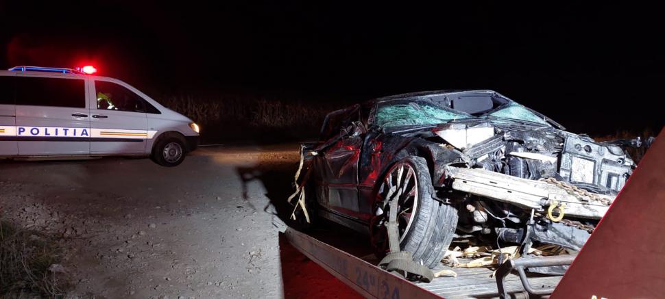 Trei tineri au murit pe loc, după ce mașina în care se aflau, condusă de un polițist, s-a răsturnat 731885
