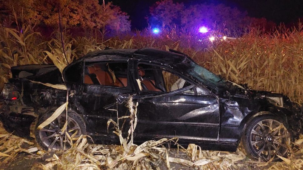 Trei tineri au murit pe loc, după ce mașina în care se aflau, condusă de un polițist, s-a răsturnat