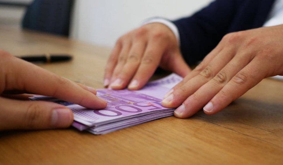 Directoare de școală din Ialomița, acuzată că a furat banii de burse ai elevilor