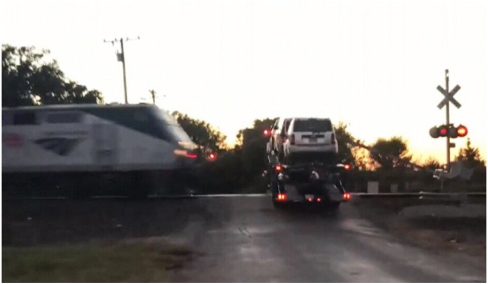 Un tren a lovit un camion care a rămas blocat pe șine în SUA. Cinci persoane au fost rănite