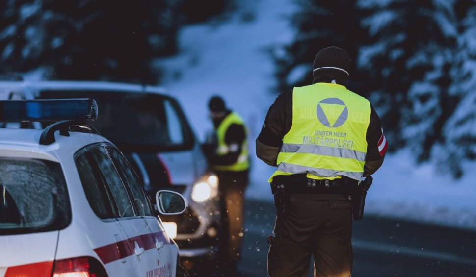 Șofer de microbuz, căutat de poliția austriacă. În vehiculul său au fost găsiți migranți morți înghesuiți printre alții în viață