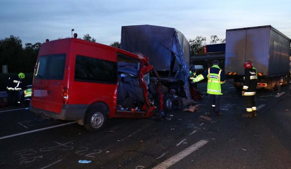 Cinci morţi într-un microbuz românesc strivit de un camion, accident pe autostrada M1 din Ungaria 732252