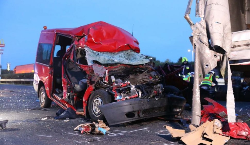 Cinci morţi într-un microbuz românesc strivit de un camion, accident pe autostrada M1 din Ungaria