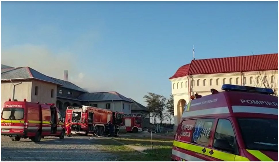 Incendiu la o mănăstire din Constanța. Zeci de pompieri luptă cu flăcările ridicate spre cer