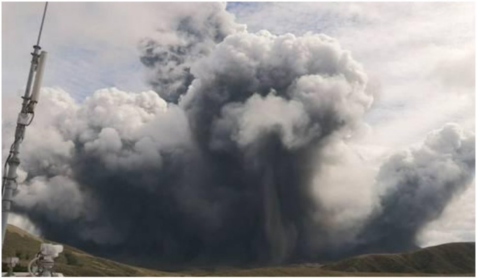 Cel mai mare vulcan al Japoniei, Aso, a început să erupă. Imagini spectaculoase cu norii de cenușă  