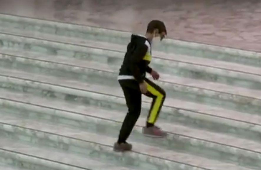 Acest copil cu dizabilități s-a așezat lângă Papa Francisc și a plecat cu boneta. Reacția suveranului pontif 732496