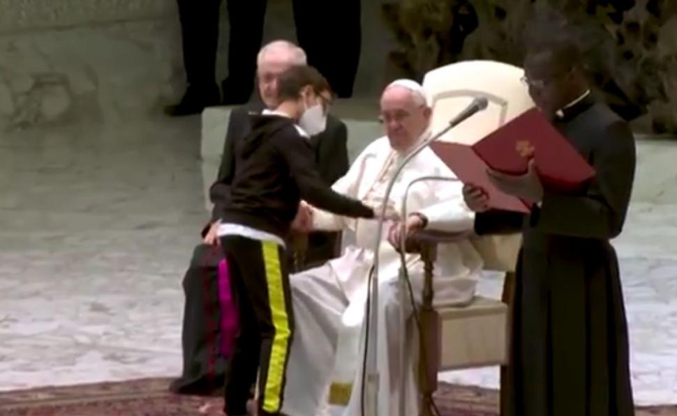 Acest copil cu dizabilități s-a așezat lângă Papa Francisc și a plecat cu boneta. Reacția suveranului pontif 732497