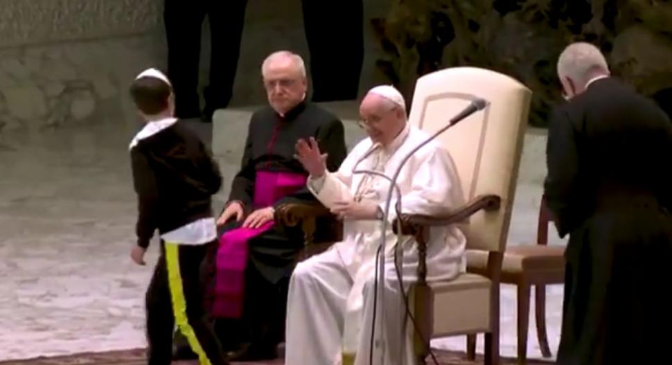 Acest copil cu dizabilități s-a așezat lângă Papa Francisc și a plecat cu boneta. Reacția suveranului pontif 732500