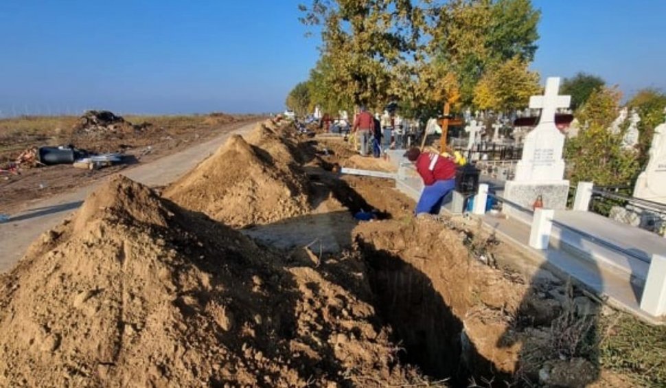 Gropi săpate pe marginea drumului, lângă cimitirul din Slobozia: "8 înmormântări ieri, 7 astăzi"