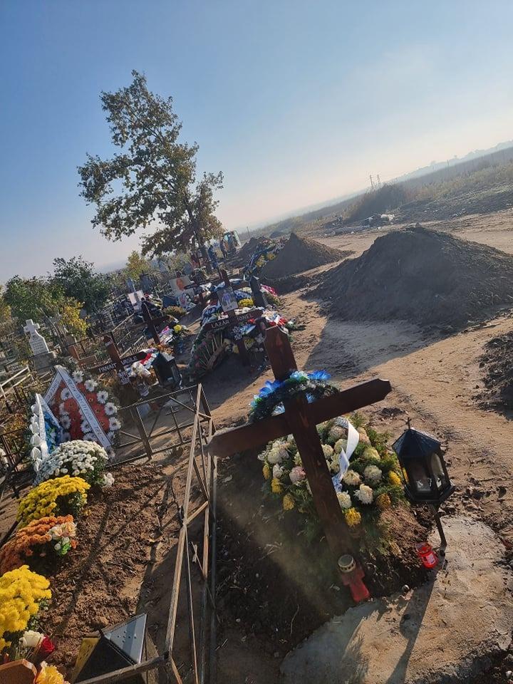 Gropi săpate pe marginea drumului, lângă cimitirul din Slobozia: "8 înmormântări ieri, 7 astăzi" 732545