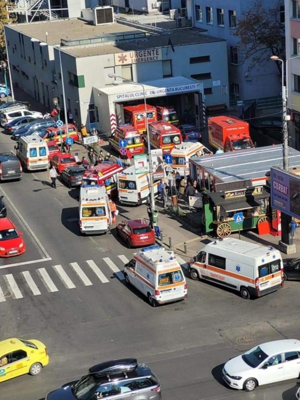 Imaginile zilei: Ambulanțele sufocă traficul la intrarea în spitale 732604