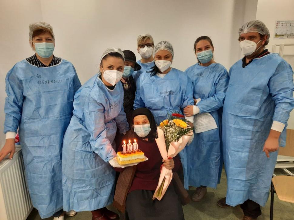 O femeie în vârstă de 100 de ani a decis să se vaccineze chiar de ziua ei 732534