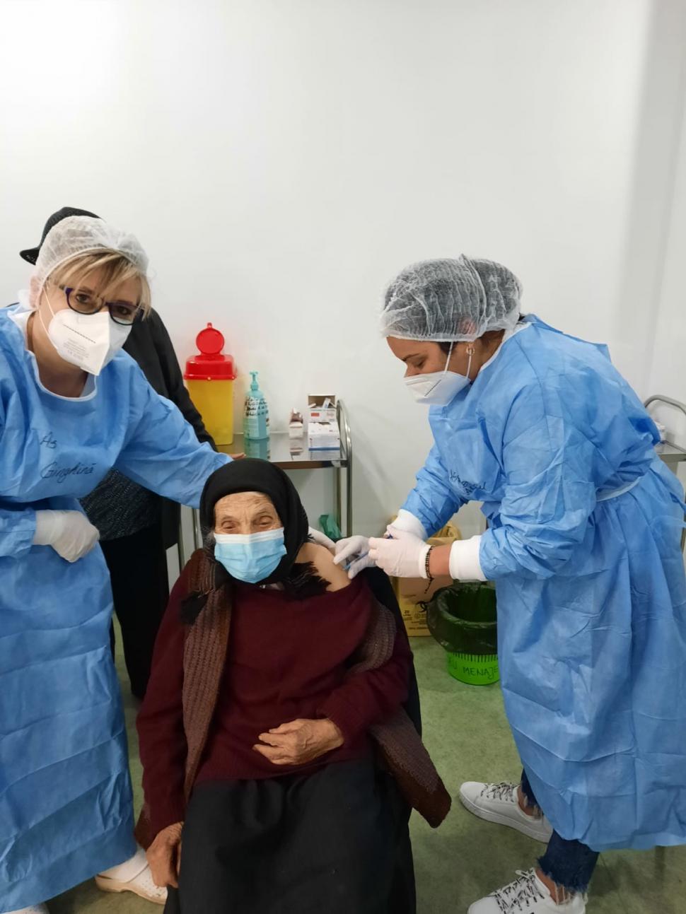 O femeie în vârstă de 100 de ani a decis să se vaccineze chiar de ziua ei 732537