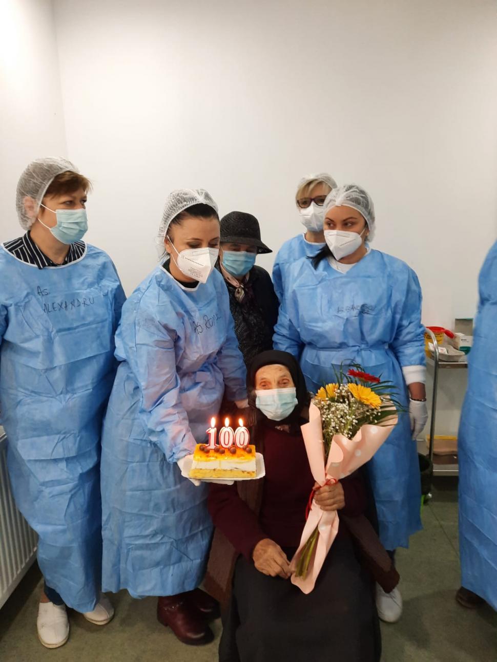 O femeie în vârstă de 100 de ani a decis să se vaccineze chiar de ziua ei 732538