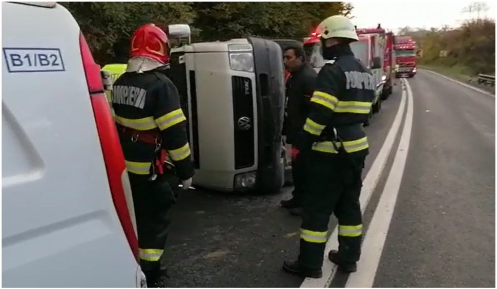 Un microbuz s-a răsturnat în județul Cluj. Șase persoane, transportate la spital