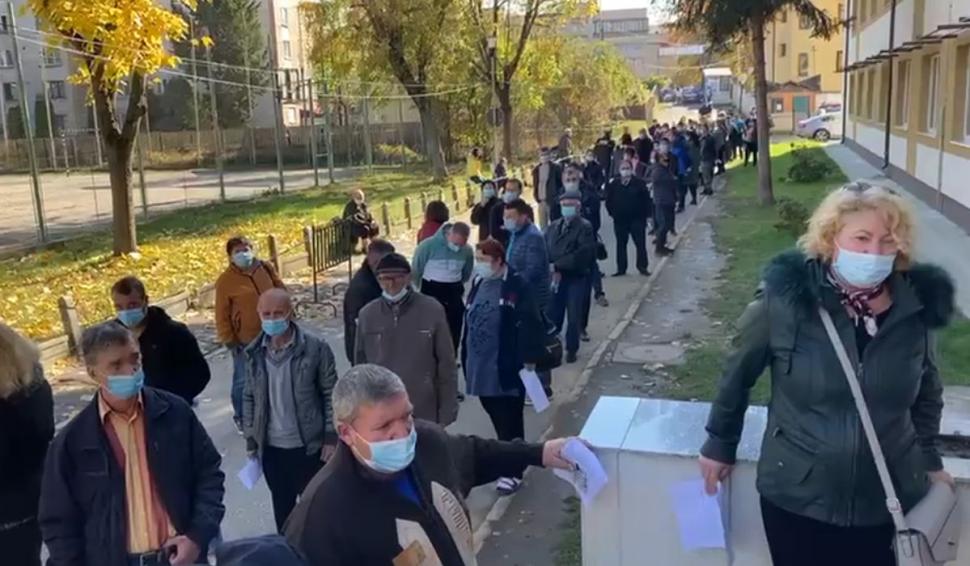 Cu două zile înainte de noile restricții, românii iau cu asalt centrele de vaccinare din toată țara 732807